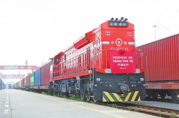 中欧班列（郑州）南通道“跨两海”线路开通运行